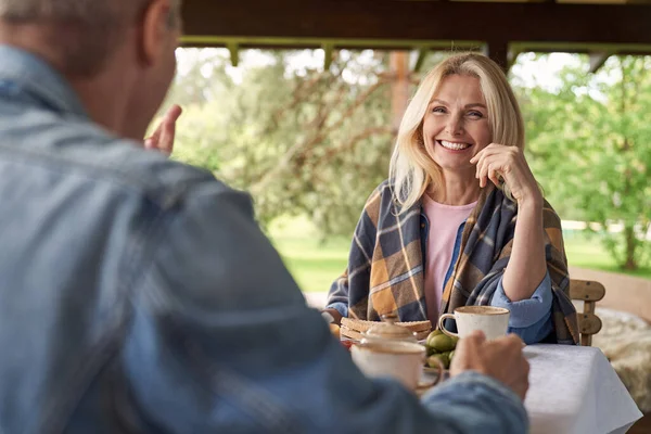 Happy mature couple having breakfast in holiday home — Stock Photo, Image