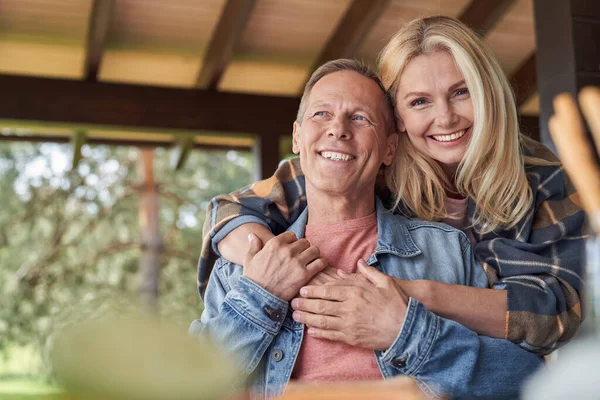 Usmívající se milující starší pár tráví čas na otevřené terase — Stock fotografie