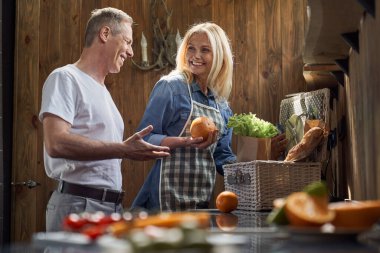 Mutlu çift piknik sepeti hazırlıyor.