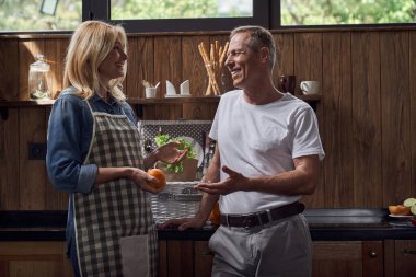 Mutlu ve sevgi dolu bir çift, kır evinde harika vakit geçiriyor.