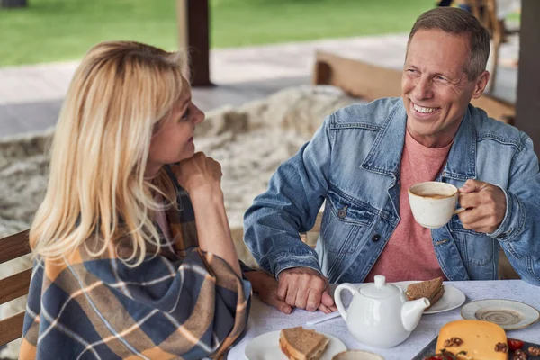 Gelukkig koppel communiceert tijdens het ontbijt op het terras — Stockfoto