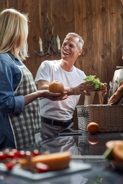 Volwassen man lachen in keuken samen met geliefde vrouw — Stockfoto