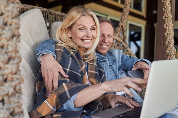 Glada mogna par som använder modern teknik utomhus — Stockfoto