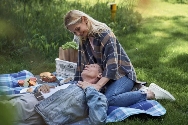 Feliz pareja madura romántica disfrutando de picnic juntos —  Fotos de Stock