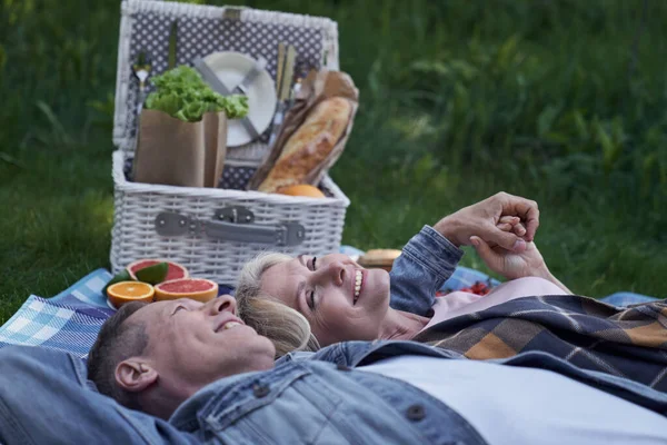 Feliz hombre y mujer relajándose durante el picnic — Foto de Stock