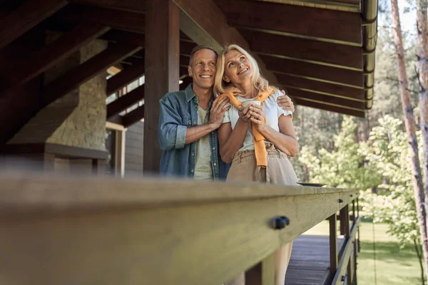 Pareja madura feliz pasar vacaciones en casa de vacaciones — Foto de Stock