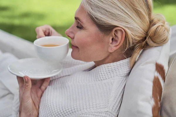 Mutlu olgun kadın dışarıda bitki çayı içiyor. — Stok fotoğraf