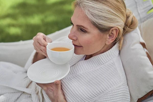 Sıcak çay içen sakin bir kadın — Stok fotoğraf