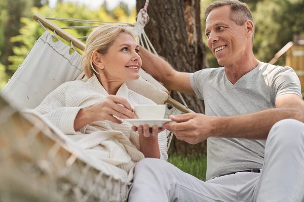 Vrolijk stel drinken ochtendthee samen buiten — Stockfoto