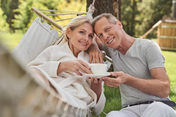 Gelukkig echtgenoten drinken thee uit een kopje buiten — Stockfoto