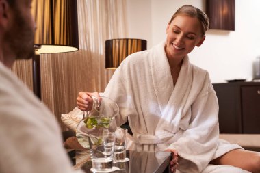 Spa prosedürlerinden sonra çift için ferahlatıcı içecek