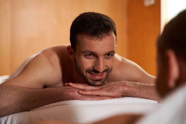 Agréable bel homme appréciant le temps de détente dans le salon de spa — Photo