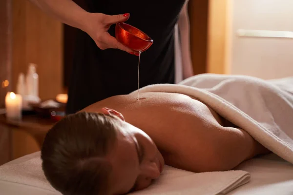 Pihentető masszázs gyógynövényolajjal a spa szalonban — Stock Fotó