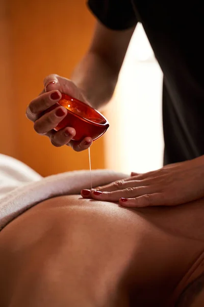 Närande olja för avslappnande massage i spa salong — Stockfoto