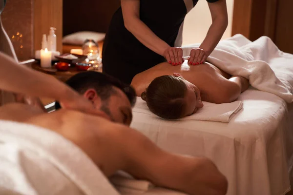 Hålla sig frisk med massage i skönhet spa — Stockfoto