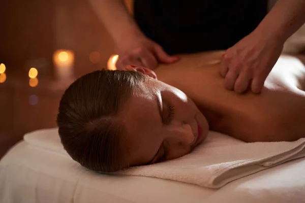 Terapia relaxante para corpo e mente no salão de spa — Fotografia de Stock