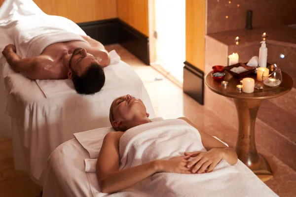 Casal mantendo a calma e relaxante no salão de spa juntos — Fotografia de Stock