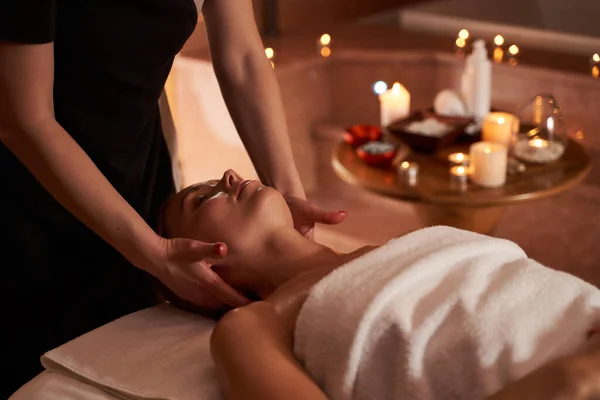 Aromatherapie und sanfte Berührung des Massagetherapeuten — Stockfoto