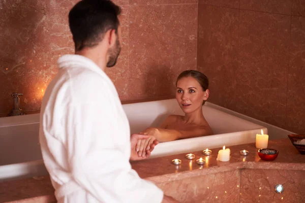 Señora sorprendida mirando al hombre frente a ella en el spa —  Fotos de Stock