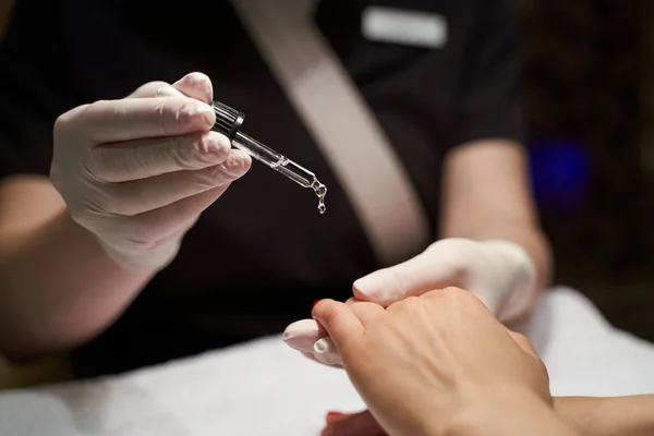 Beautist applicera närande serum på huden — Stockfoto