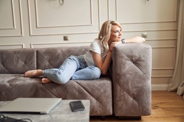 Rüya gören bayan kanepede iyi vakit geçiriyor.