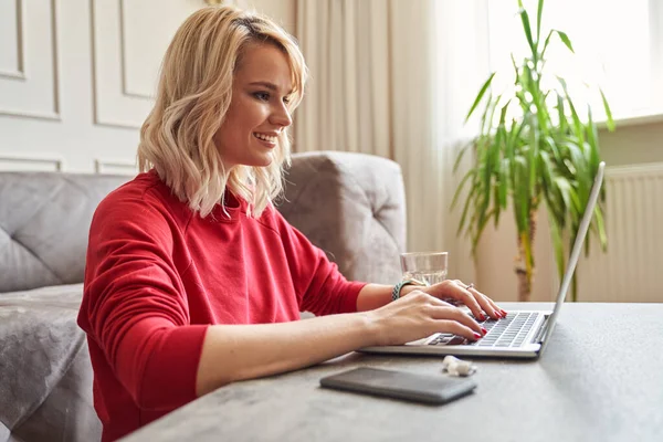 Pozitív nő élvezi az online munkát otthonról — Stock Fotó