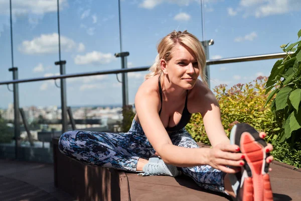 Entusiastisk aktiv person som motionerar utomhus — Stockfoto