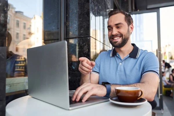 Vidám szakállas férfi szórakozás laptop szabadban — Stock Fotó