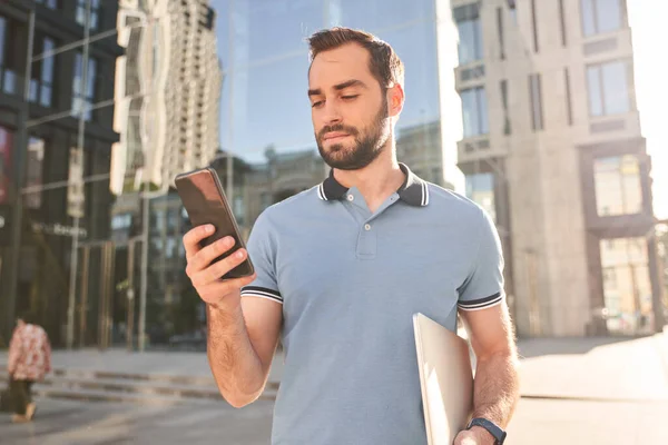 Bonito macho barbudo com gadgets no centro da cidade — Fotografia de Stock