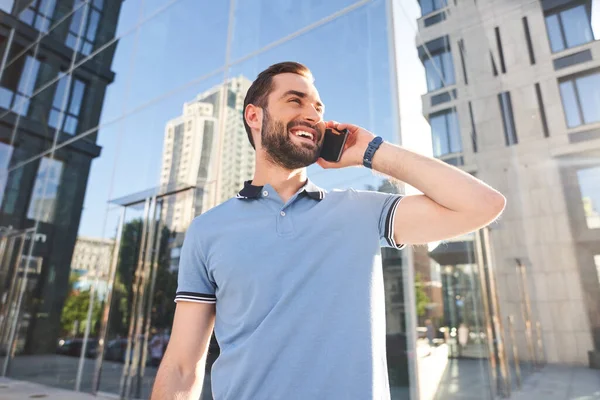 Vrolijk bebaarde man praten op smartphone buiten — Stockfoto