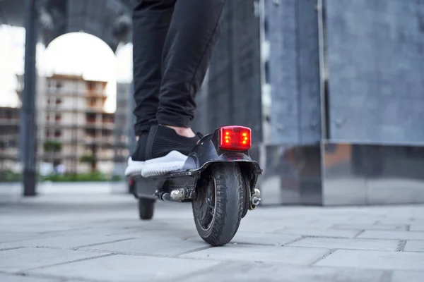 Hombre montando scooter con motor en la calle de la ciudad — Foto de Stock