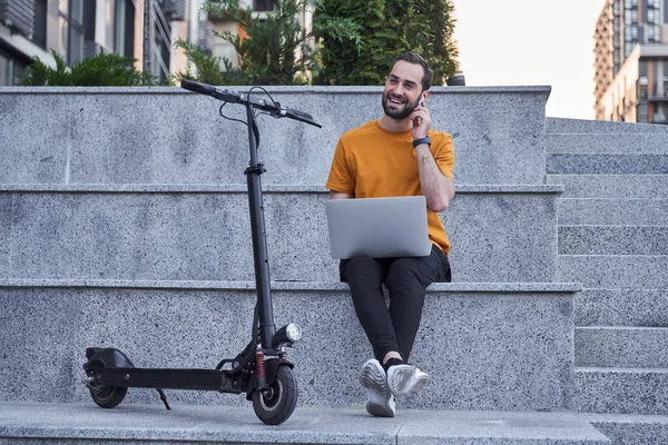 Gelukkig man met gadgets en scooter in de open lucht — Stockfoto