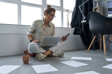 İş kadını evde modern teknolojilerle çalışıyor.