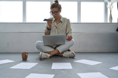 İş kadını evde hoparlörden konuşuyor.