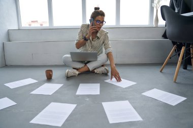 İş kadını içeride çalışırken telefonla konuşuyor.