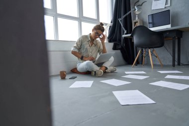 İçerde çalışan ciddi genç bir kadın.