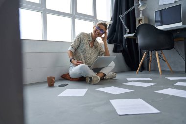 Mutlu iş kadını evden internet üzerinden iş yapıyor.