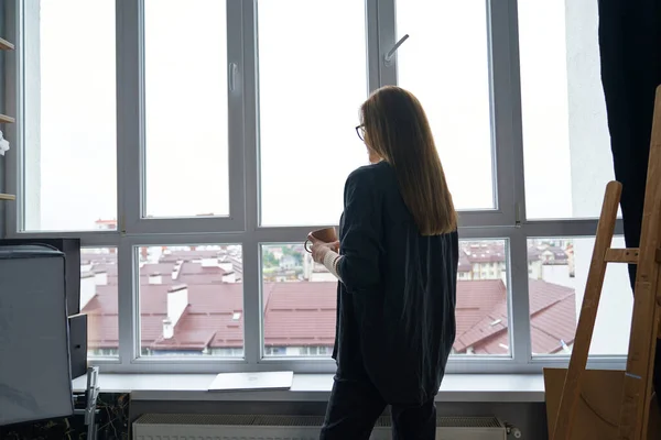 Mujer de moda bebiendo café en la oficina de arte — Foto de Stock