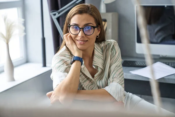 Happy elegant woman enjoying work from home — Stock Photo, Image