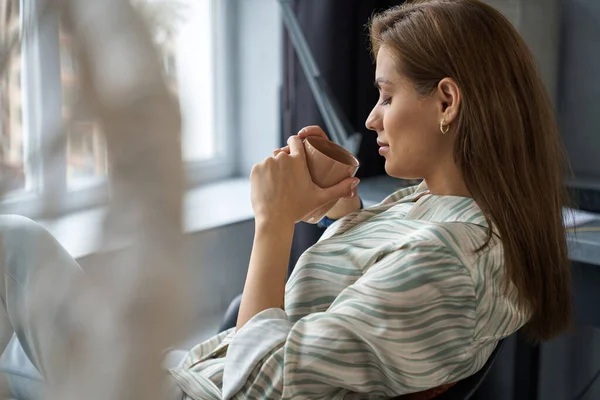 Rustige vrouw genieten van koffie in eenzaamheid binnen — Stockfoto