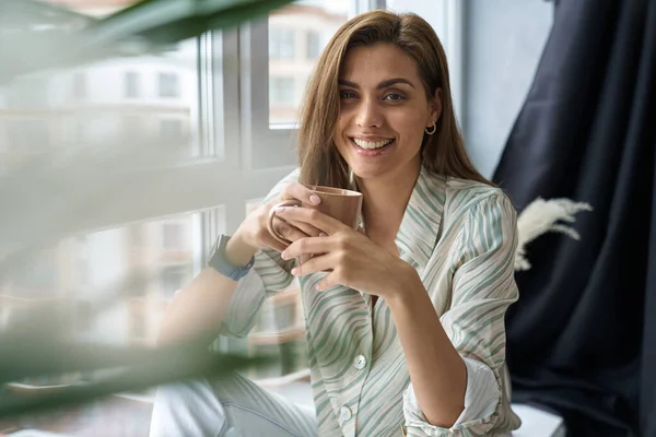 Feliz hermosa mujer bebiendo café en casa —  Fotos de Stock