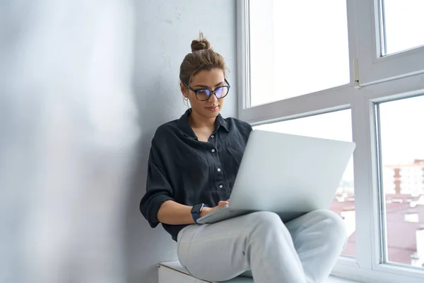 Спокійна бізнес-леді, що працює онлайн на ноутбуці в приміщенні — стокове фото