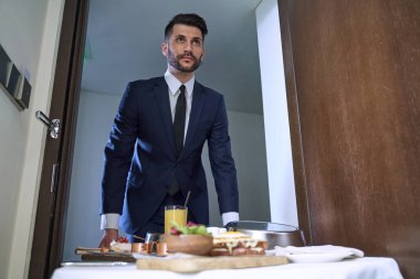 Oda servisi görevlileri odalara yemek götürmeyi de içeriyor.