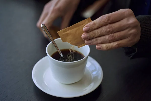 Liten påse socker för att söta ditt kaffe — Stockfoto