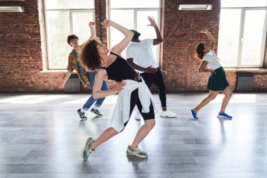 Stüdyoda dans derslerinde güzel bir genç bayan.