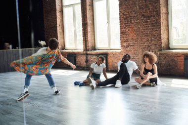 Gençler öğretmenleriyle dans dersinin keyfini çıkarıyorlar.