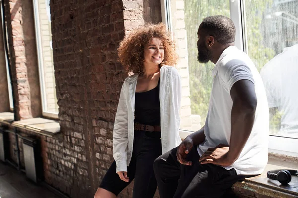 Felice uomo e donna attraente comunicare al chiuso — Foto Stock