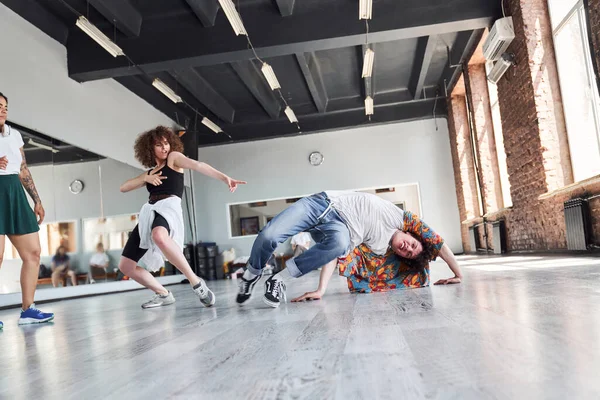 ジョリープラスチック男練習ブレークダンスでスタジオ — ストック写真