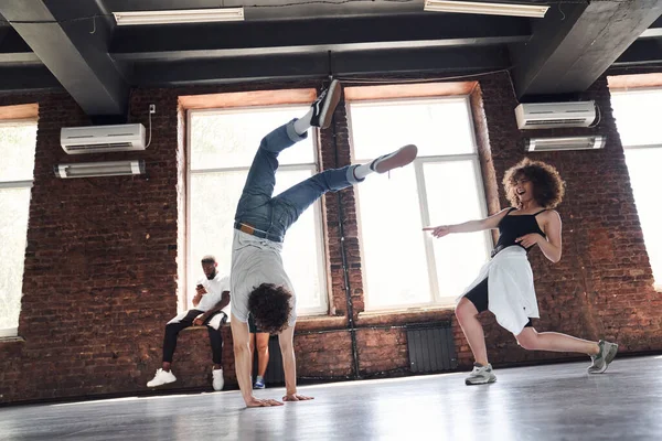 Alegre bailarines de hip-hop están entrenando con amigos — Foto de Stock