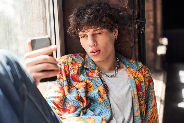 Cep telefonuyla fotoğraf çeken şık bir adam.